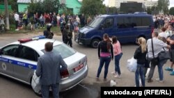 Сваякі затрыманых прынесьлі перадачы да ізалятара на Акрэсьціна ў Менску