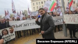 Лидерът на партия МЕЧ Радостин Василев пред протестиращите симпатизанти на партията му в сряда