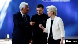 Avropa İttifaqı Şurasının sədri Antonio Koşta, Ukrayna prezidenti Volodimir Zelenski və Avropa Komissiyasının sədri Ursula Fon der Lyayen Brüsseldə Aİ liderlərinin xüsusi sammitində.