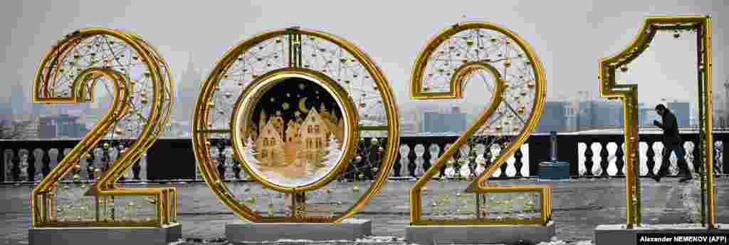 A display is in place to welcome 2021 at the Vorobyovy Hills observation point in Moscow.