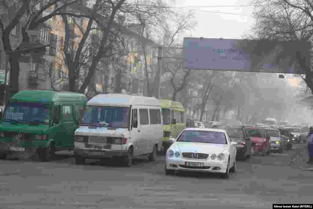 Из-за снежного наката на дорогах на перекрестках в Бишкеке постоянно пробки. Общественный транспорт, представленный небольшими автобусами не справляется с потоком пассажиров.
