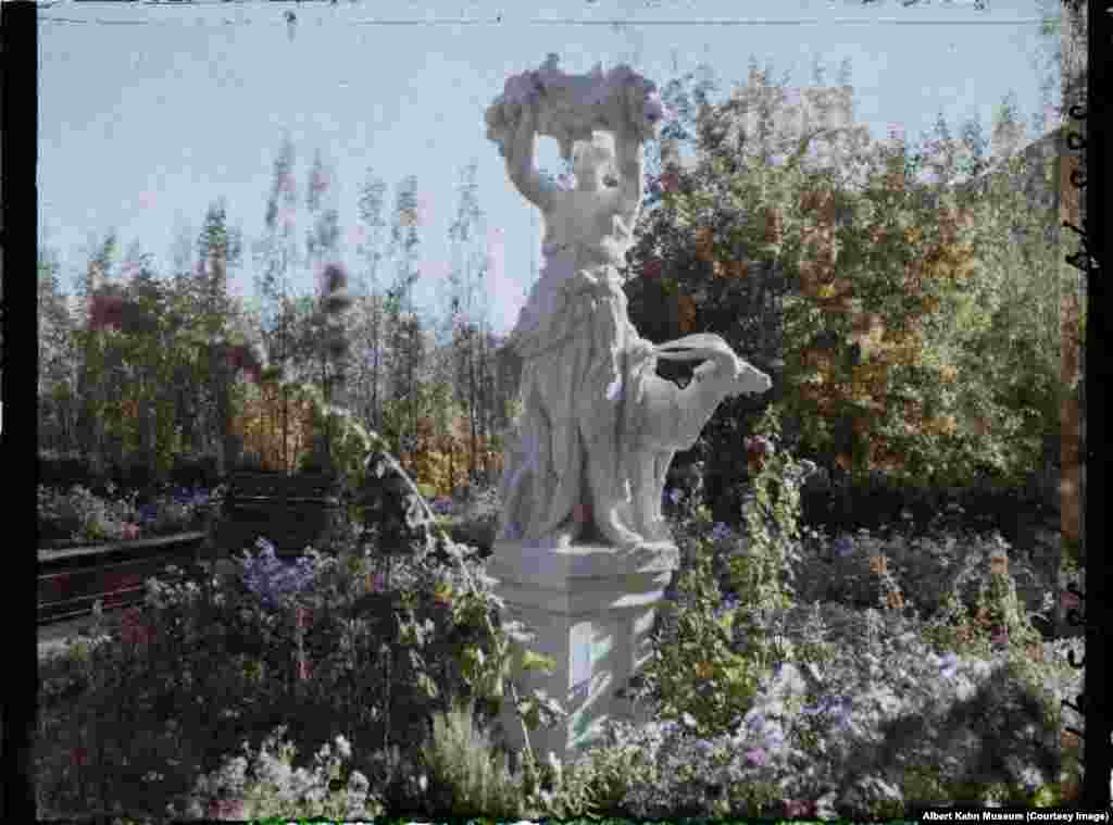 Кабулга жакын жердеги бакчадагы жаз. 1920-жылы Ооганстан Улуу Британиянын карамагынан чыгып, өзүн көз карандысыз мамлекет деп жарыялаган. Он жыл аралыгында өлкөнү ошол кездеги эмир Аманулла Хан башкарып турган. Ал жаңы түптөлгөн мамлекетти Батыштын стилинде, жаңыча башкарууга аракет кылган. 