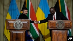 Президент ПАР Сиріл Рамафоса і президент України Володимир Зеленський під час пресконференції у Преторії, Південна Африка, 24 квітня 2025 року