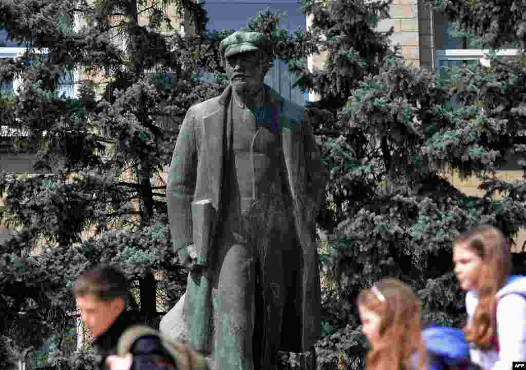 A statue of Lenin next to Gagauzia's government building in Comrat