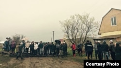 Жители микрорайона Щебсклад перекрыли дорогу к своим домам. Астана, 24 мая 2015 года. Фото Алмас Максут.
