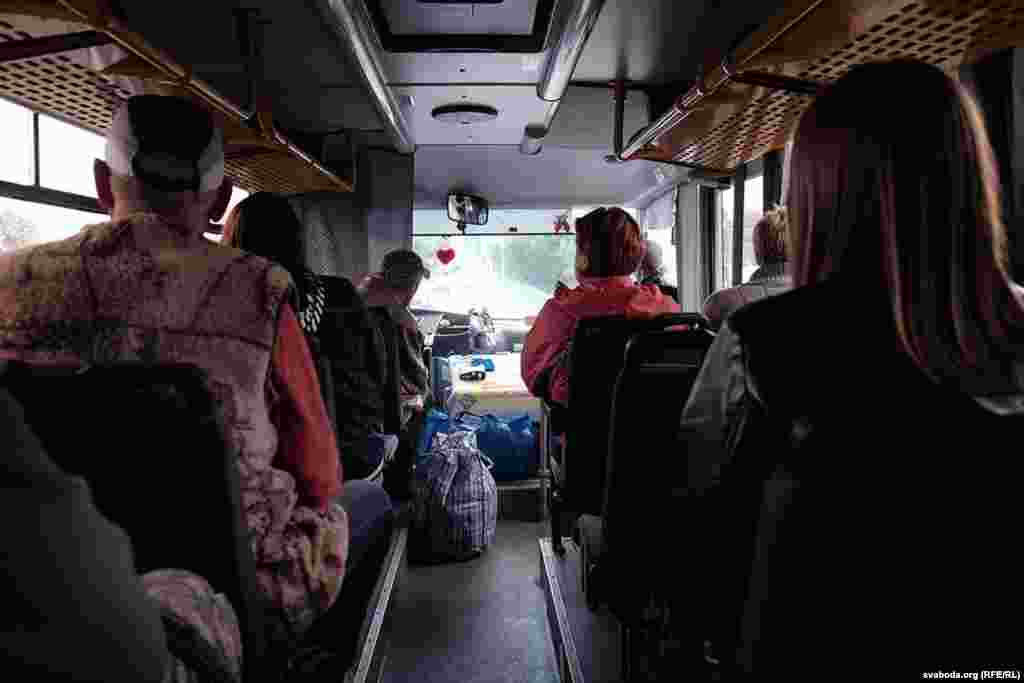 Мы едзем туды з Воршы. Чыгункі няма, а аўтобусы ходзяць часта: ад разу да трох у гадзіну. Наш — амаль увесь заняты. Дарога займае каля 25 хвілін.