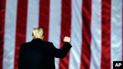 Буга чейин бир катар басылмалар Дональд Трамп 20-январда эртең менен Ак үйдөн Флоридадагы өзүнүн Мар-а-Лаго резиденциясына учуп кетерин жазышкан. 