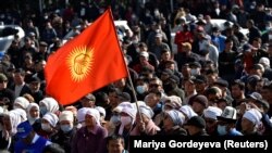 Митинг с требованием отставки Сооронбая Жээнбекова с поста президента. 14 октября 2020 года. 