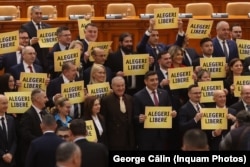 Prima ședință a Camerei Deputaților în noua componență după alegerile parlamentare. Deputații AUR protestează.