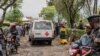 O ambulanță se strecoară printre refugiați în zona lacului Kivu, în apropierea zonei de conflict. Mai mulți cetățeni români au cerut sprijin după ce s-au trezit blocați în regiune. 