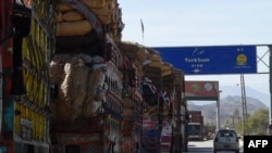 له پاکستانه ګڼ مال لېږدوونکي ګاډي له تورخم سره نېږدې پر سړک درېدلي دي - پخوانی انځور.