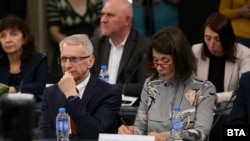 Бившият министър на образованието Николай Денков и Елисавета Белобрадова (ПП-ДБ), 24 април 2025 г.