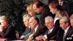 Leaders signing the peace accords in Dayton, Ohio on November 21, 1995 
