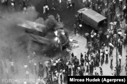 Unul dintre scenariile puse la cale de noile autorități a fost incendierea unor autobuze în Piața Universității.