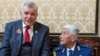 Generalul în retragere Radu Theodoru (dr), la Ambasada Rusiei de la București. Theodoru este unul din cei șase acuzați că încercau să submineze suveranitatea României.