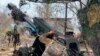 Un militar rus țintește cu un obuzier D-30 spre pozițiile ucrainene din zona de frontieră a regiunii Kursk, Rusia. Fotografie preluată dintr-un videoclip publicat de serviciul de presă al Ministerului rus al Apărării pe 29 noiembrie 2024.