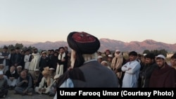 د جرګې یو ګډونوال په سده کې ځايي مشرانو ته وینا کوي - د ډېسېمبر پینځمې انځور. 