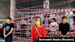 Protesters at the University for Theater and Film Arts in Budapest