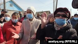 Жители села Покатиловка, выступающие против переименования населенного пункта. Западно-Казахстанская область, 9 апреля 2021 года.