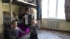 Як мутриби нобиноро аз хобгоҳ пеш карданианд.