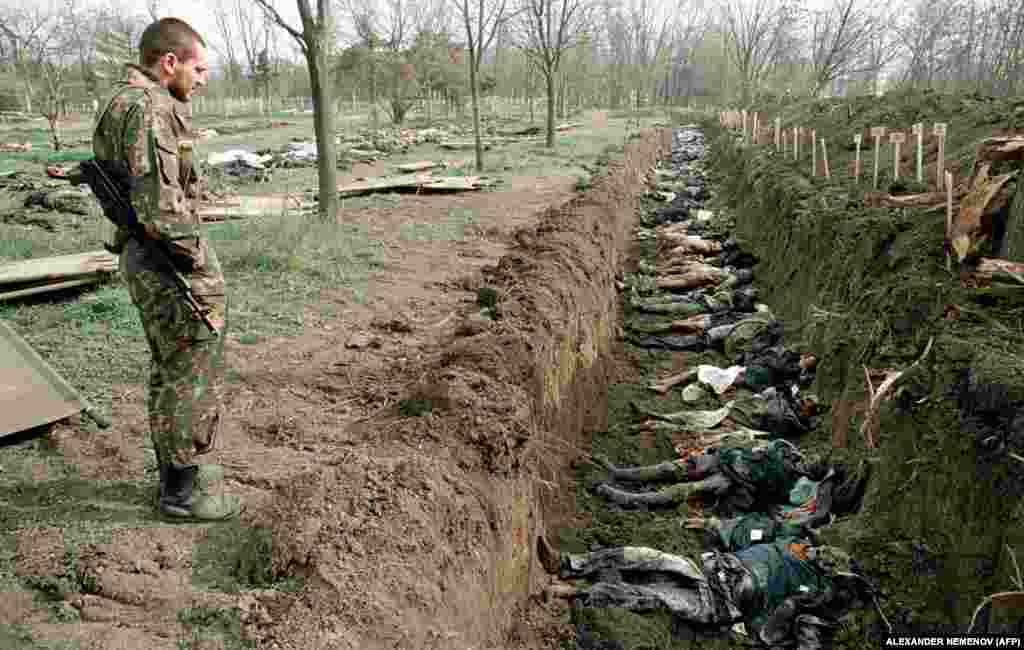 До 31 березня 1995 року накопичилася величезна кількість невпізнаних останків людей, убитих під час зимових бомбардувань і бойових зіткнень. Деякі були поспіхом поховані в одній могилі на кладовищі в Грозному. У Чеченській Республіці все ще залишаються масові поховання на околицях різних сіл, де були розташовані військові частини. За наказом з Москви, їх заборонено розкривати