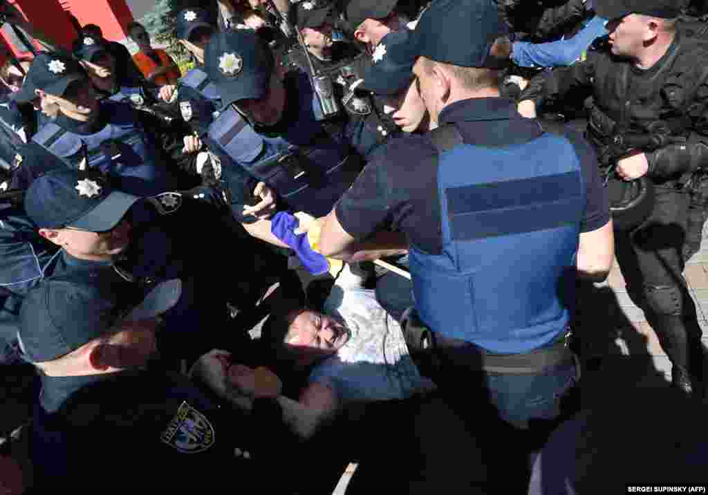 Ukrajinska policija hapsi demonstranta tokom Parade ponosa u Kijevu, 12. juna 2016. godine.