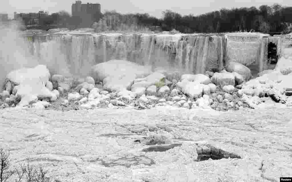 Ниагарские водопады: «Подкова», называемый еще Канадским, Американский водопад и «Фата». Зима 2014 года.