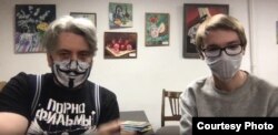 Vladimir u majici sa nazivom pank benda tokom online intervjua.