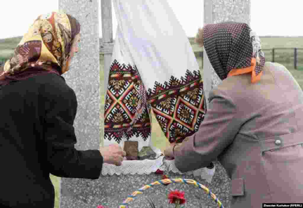 Женщины перед памятником погибшим украинцам на Спасском кладбище. Карагандинская область, 31 мая 2011 года. - Женщины перед памятником погибшим украинцам на Спасском кладбище. Карагандинская область, 31 мая 2011 года.