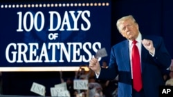 Дональд Трамп виступає з промовою про свої перші 100 днів на посаді 47-го президента США у Sports Expo Center Громадського коледжу округу Макомб. 29 квітня 2025 року