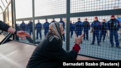Muškarac u toku protesta kojim se traži otvaranje sigurnog prolaza za izbeglice i migrante na granici Srbije i Mađarske, Kelebija, februar 2020. 