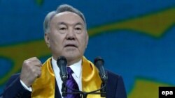 Нурсултон Назарбоев, зимни суханронӣ дар як гирдиҳамоӣ ба муносибати пирӯзиаш дар интихобот.