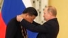 Владимир Путин вручает председателю КНР Си Цзиньпину орден Святого апостола Андрея Первозванного 