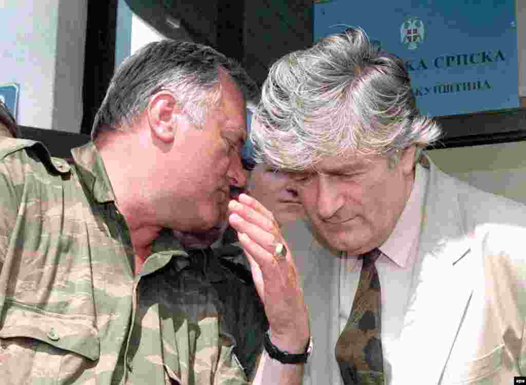 Komandant Ratko Mladić razgovara na Palama sa liderom bosanskih Srba Radovanom Karadžićem, 3. avgust 1993. Mladić i Karadžić su trenutno u pritvoru Haškog tribunala gdje im se sudi za rat u Bosni i Hercegovini 1992.-1995.