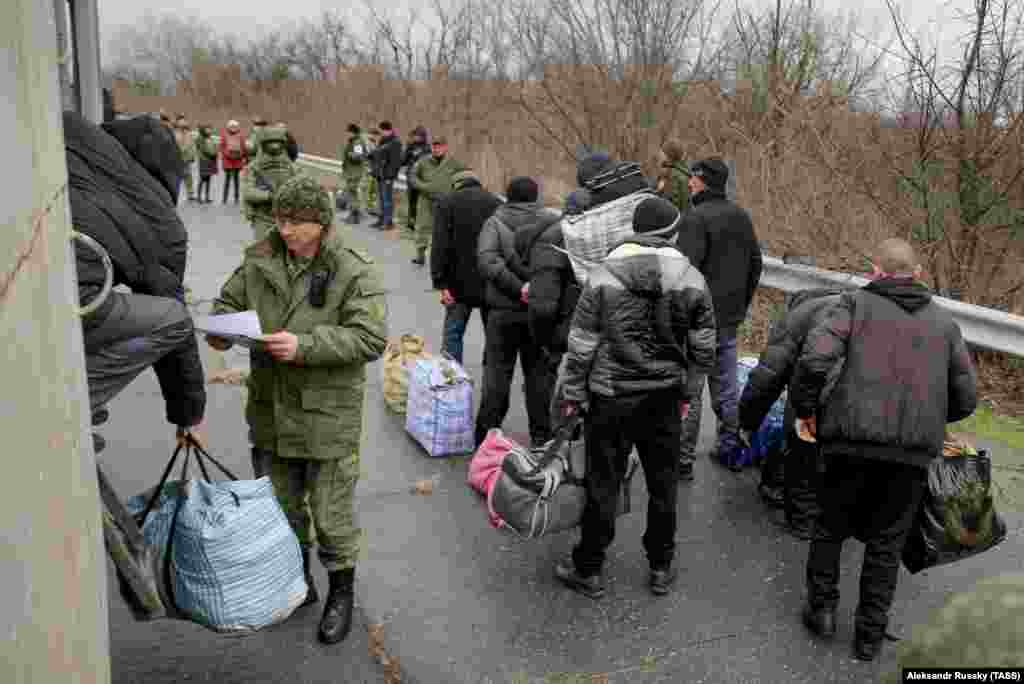42 засуджених, яких утримували у в’язницях на окупованій частині Луганщини, чекають на передання їх на територію, контрольовану українським урядом, Луганська область, 12 грудня 2018 року БІЛЬШЕ ПРО ЦЕ