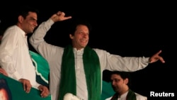 عمران خان په یوه جلسه کې خپلو ویناوالو ته د خبرو په مهال (انځور له ارشیفه) 