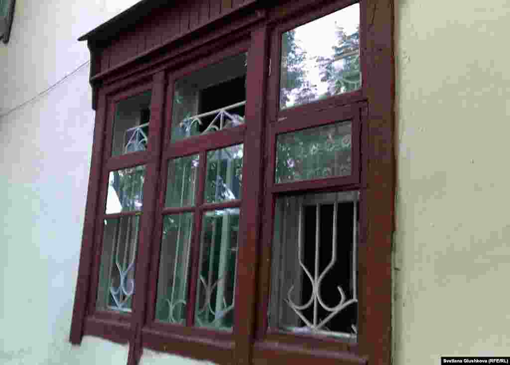 Окно близлежащего жилого дома, стекла которого выбиты от удара взрывной волны. Астана, 24 мая 2011 года. -
