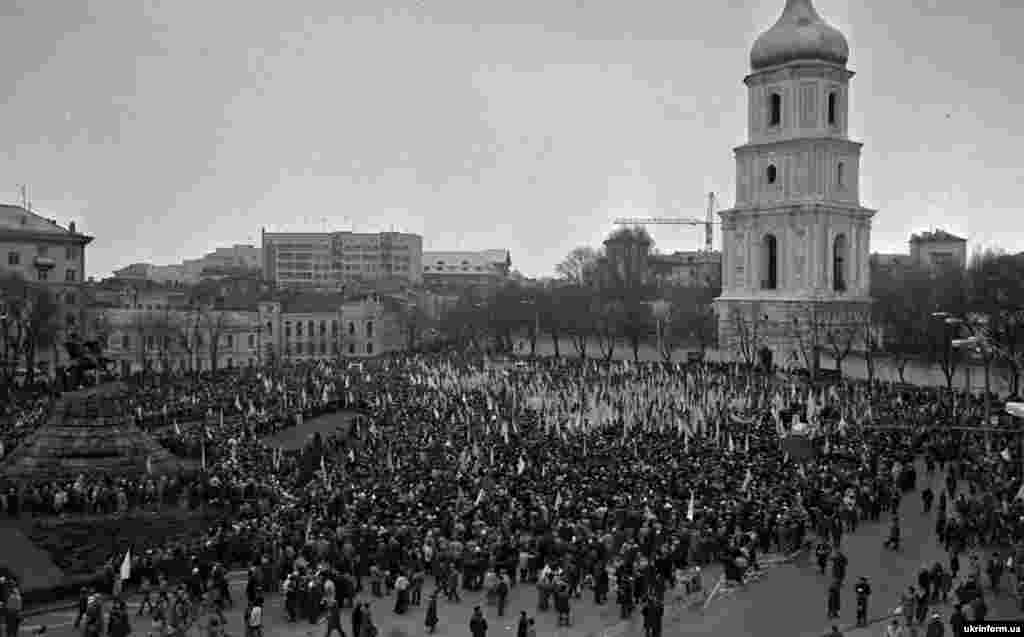 Украина. 1988-91-жж. Украина Улуттук боштондукка чыгаруу кыймылынын нааразылык жыйындары. Киев ш., 1990-ж. 21-январы. - Киевдеги Богдан Хмелницкий (азыркы София) аянтындагы жыйын 1919-жылдын 22-январындагы Украина Улуттук Жумурияты менен Батыш Украина Улуттук Жумуриятынын бириктирилиши тууралуу тарыхый келишимдин түзүлүшүнүн мааракесине арналды. Киев ш., 1990-ж. 21-январы. 