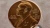 O medalie Nobel expusă în timpul unei ceremonii din 2020 (imagine de arhivă).