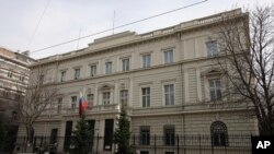 Vedere exterioară a ambasadei Rusiei din Viena, Austria. Austria se confruntă cu cel mai mare scandal de spionaj din ultimele decenii. Arestarea unui fost ofițer de informații scoate la lumină dovezi ale infiltrării ample a Rusiei în Europa. 