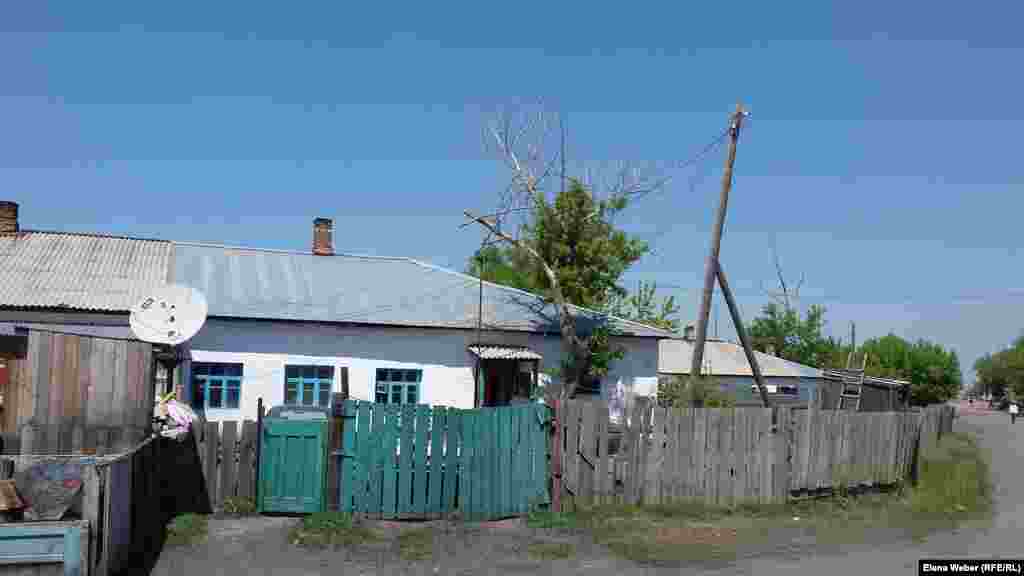 Здесь сохранились восемь женских бараков бывшей лагерной зоны Карлага. Теперь там живут местные жители. Бараки поделены на части для проживания нескольких семей, некоторые бараки немного благоустроены. Всего было 12 женских бараков, где сидели женщины-узницы, условия содержания мало отличались от мужских. – В 1942 году было подписано распоряжение об оставлении некоторых узников Карлага, даже после отбытого ими срока наказания, до решающего конца войны. Люди пересиживали год, два, а бывало и более. Скорее всего, это было причиной того, что Сталин знал, что многие люди ни в чем не виноваты, и боялся, что, выйдя на свободу, они могут перейти на сторону Германии для борьбы против Советского Союза, – говорит экскурсовод Иван Кондрашов.