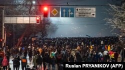 Полиция применила слезоточивый газ и светошумовые гранаты для разгона многотысячного шествия в Алматы. Фото Руслана Пряникова