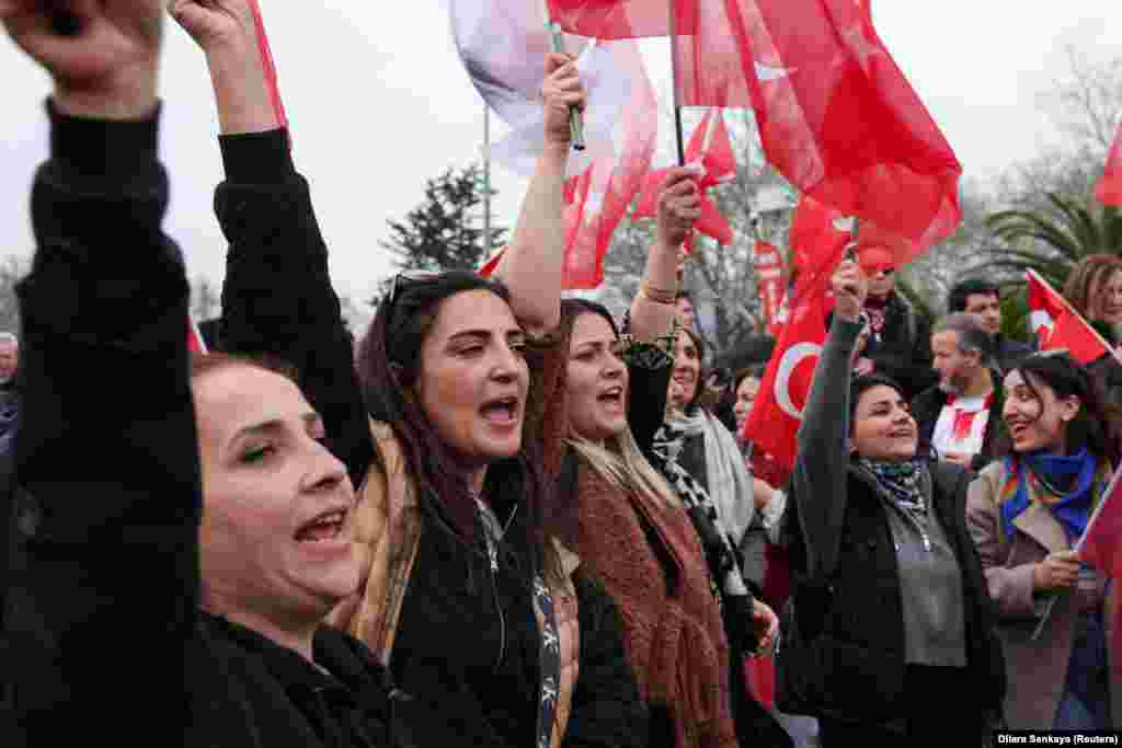 Demonstrantkinje na ulicama Istanbula. Immamoglu je prvi put izabran za gradonačelnika 2019. godine, da bi potom ponovo dobio mandat 2024. godine.