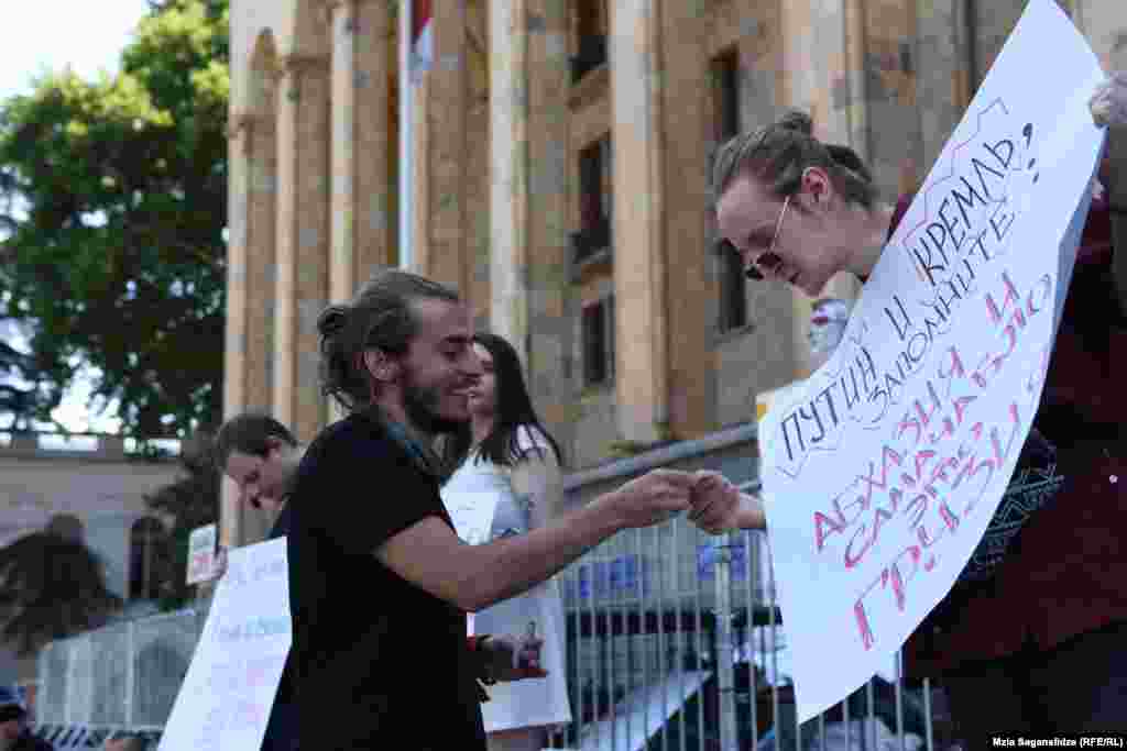 პარლამენტის წინ შეკრებილ რუს დემონსტრანტებს აქცია "სირცხვილიას" ორგანიზატორი ზუკა ბერძენიშვილი გამოელაპარაკა და სტიკერები უსახსოვრა.