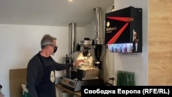 Тодор Борисов приготвя кафе