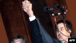 Ukrainian President Viktor Yushchenko (left) joins hands with his Georgian counterpart, Mikheil Saakashvili, at a rally in Tbilisi against Russian aggression on August 12.