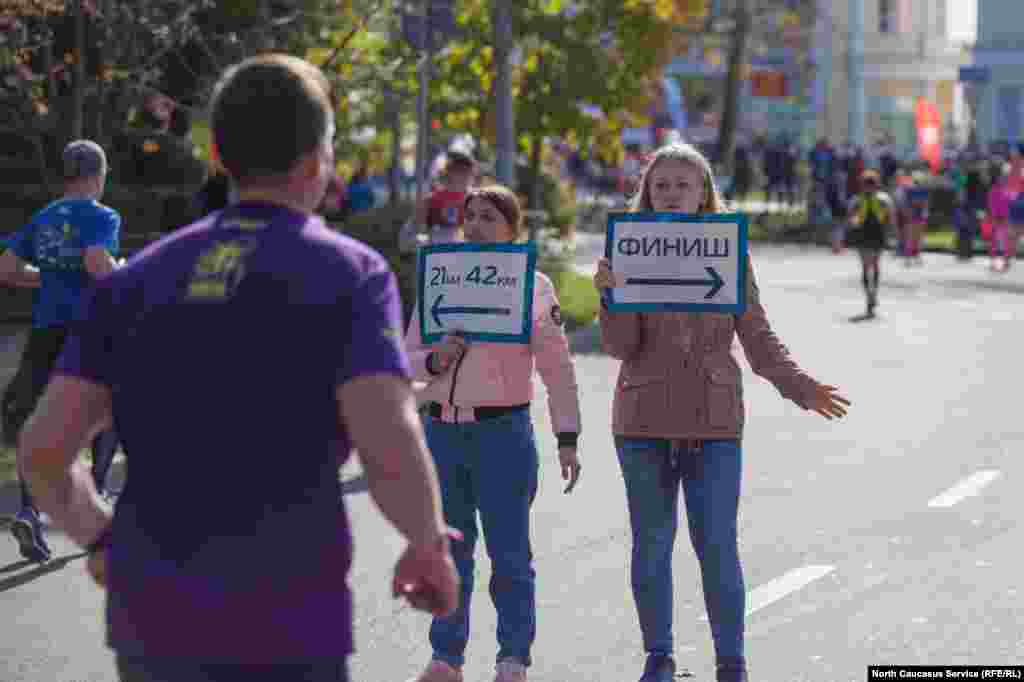 Не каждый отважится на полную марафонскую дистанцию — 42 километра. Для тех, у кого уровень подготовки поскромнее, есть выбор: 21, 10 и даже два километра.
