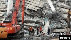 Salvatorii din Bangkok caută încă supraviețuitori în dărâmăturile blocului turn prăbușit în timpul cutremurului cu epicentrul în Myanmar.