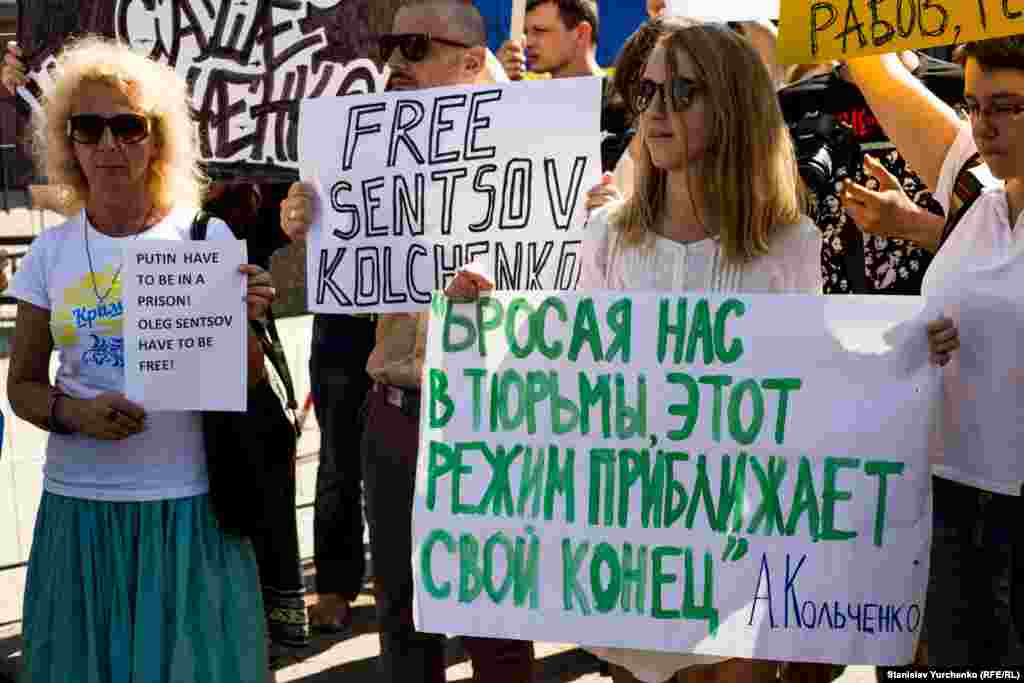 Российские власти обвиняют Сенцова и Кольченко в создании ячейки запрещенного в России «Правого сектора», поджоге офисов «Русской общины Крыма» и партии «Единая Россия» в Симферополе, а также в подготовке взрыва памятника Ленину.