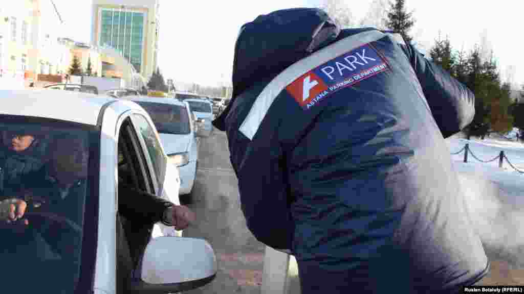 Некоторые водители говорят, что приходиться стоять на парковке больше 30 минут, поскольку поезда нередко опаздывают. 